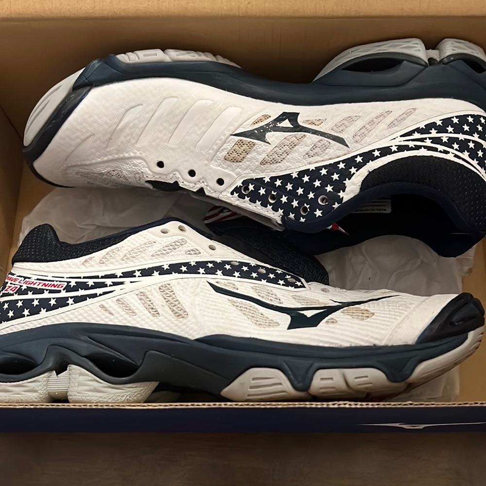 Mizuno Wave Lightning Z4 women’s/girl’s volleyball